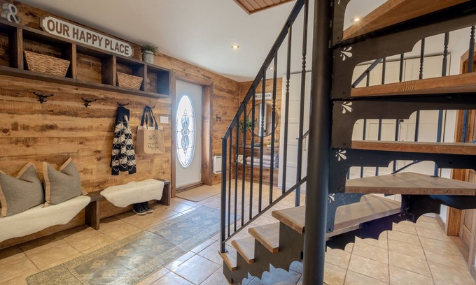Saint-Faustin-Lac-Carre Chalet De Ski | Your Summer Getaway w/ HotTub ♥︎ 5min walk to Lake