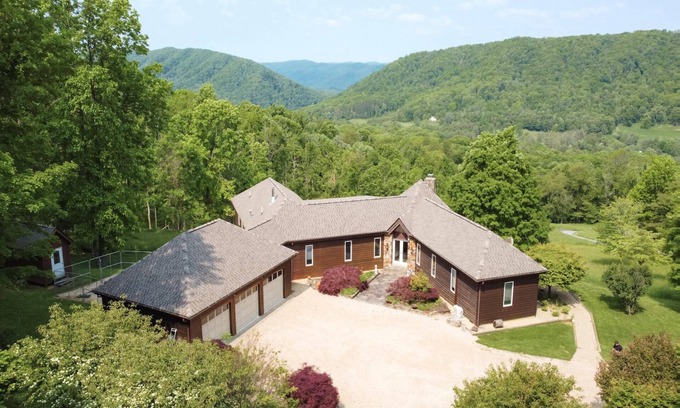 Hot Springs Maison | Breathtaking Mountain Views 5 min to Omni Homestead Resort!