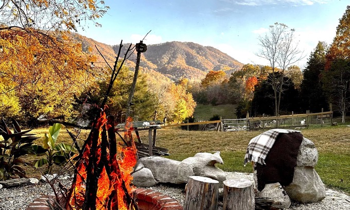 Blacksburg Appartement | Breathtaking Mountainside Farm Escape -10 min to VA TECH, 20 to Aquatic Center