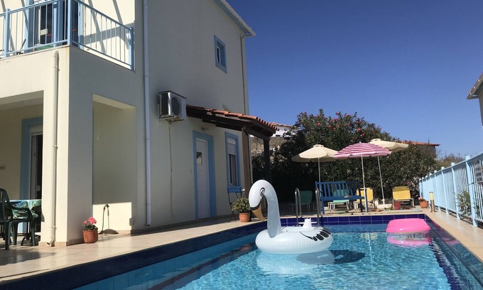 Kefalas Villa | Montagne à couper le souffle, vue mer avec piscine Wifi à proximité des commerces et offres disponibles
