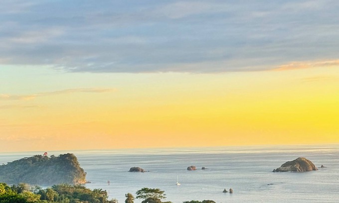 Manuel Antonio Copropriété | Breathtaking Ocean Vistas, Jungle Bliss, Walk to Eateries & Beach, Fast Internet