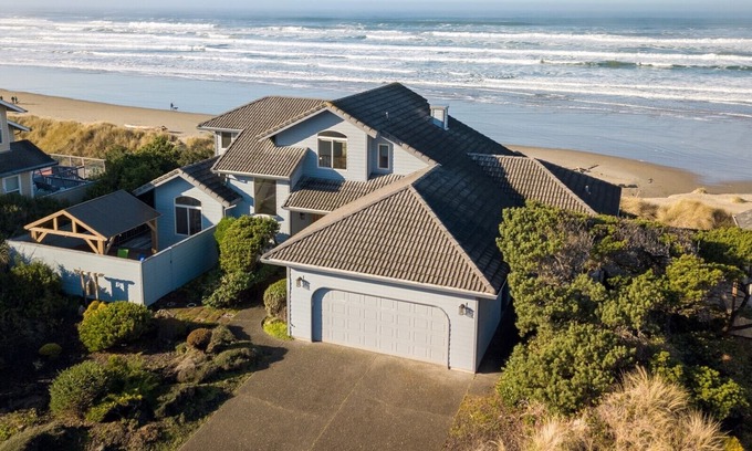 Florence Maison | Nouvelle liste! Luxury Oceanfront Home