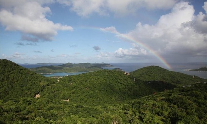 Ajax Peak Maison | Vues panoramiques à couper le souffle sur les îles Vierges britanniques depuis le bain à remous et la piscine!