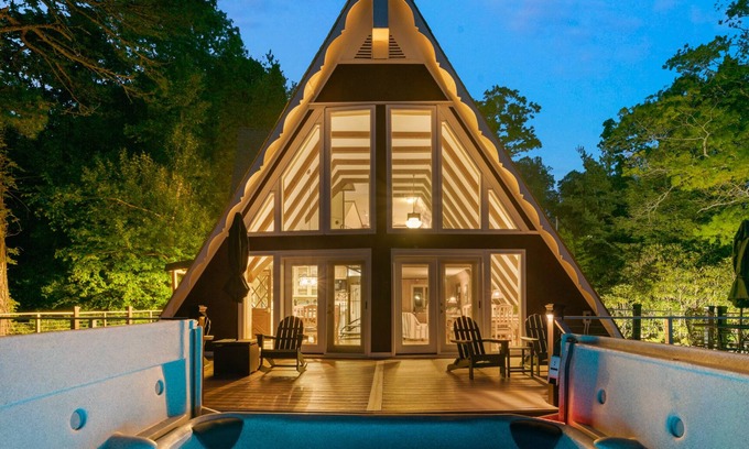 Marion Chalet De Ski | Breathtaking views, hot tub, game rom, close to pkwy in Little Switzerland🇨🇭