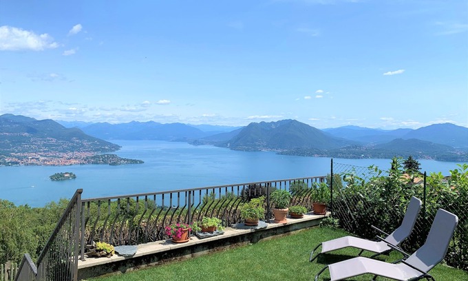 Levo Maison | Chalet confortable, entouré par la nature avec une vue unique sur le lac Majeur