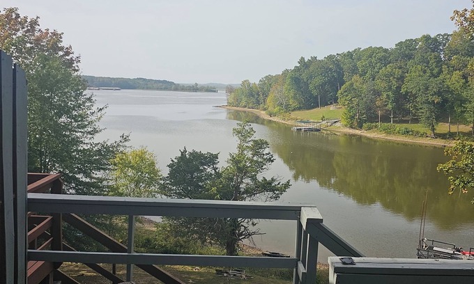 Camden Copropriété | Breathtaking View from our Cabin-like Condo on TN River KY Lake with a boat dock