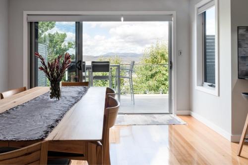 Trevallyn Maison | Breathtaking Views with Parking in Trevallyn
