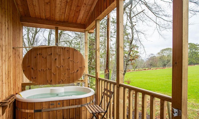 East Lewiston Chalet De Ski | Breckland Lodge 4 with Hot Tub