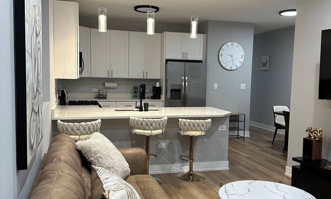 Bronzeville Maison | Breeze of Bronzeville Chicago: 3 bedroom 2 bath 9 mins from downtown chicago