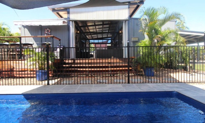 Horseshoe Bay Maison | Breezeway on Horseshoe
