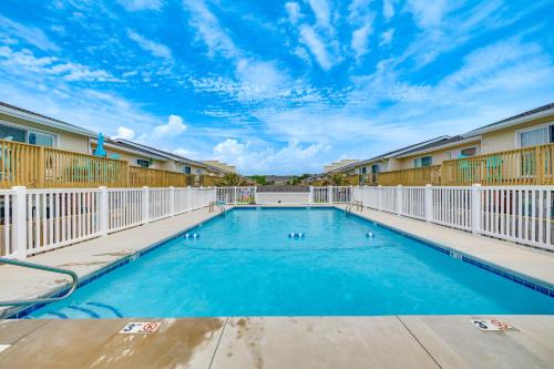 Pine Knoll Shores Maison | Breezy Pine Knoll Shores Escape Walk to Beaches!