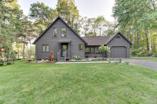 Breezy Point Maison | Breezy Point Cabin Deck with Golf Course Views!