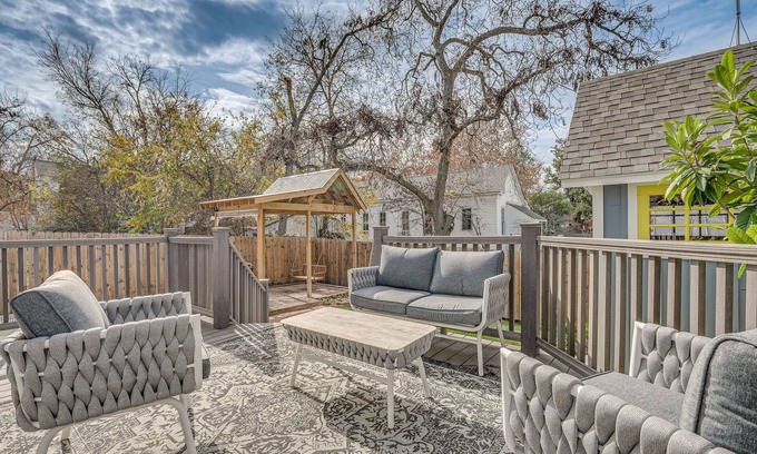 Brenham Maison | Brenham Rental w/ Deck & Yard < 1 Mi to Downtown!