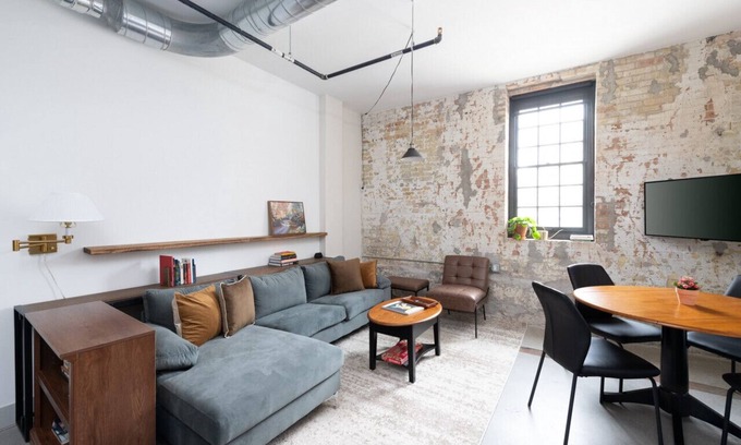 Westown Appartement | Brewery District 2-Story 2BR Apt Near Fiserv with Rooftop Gym and Parking
