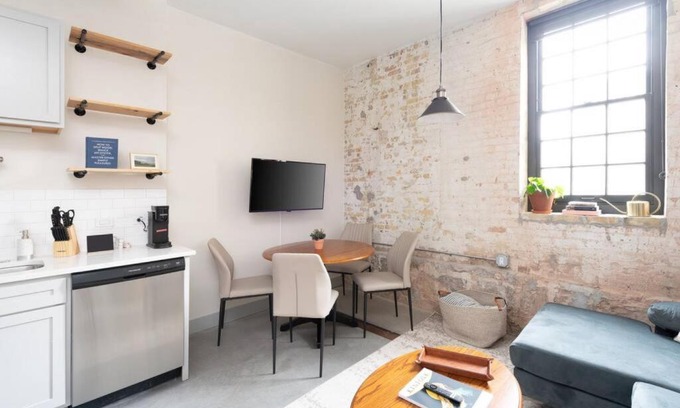 Westown Appartement | Brewery District 2-Story 2BR Apt Near Fiserv with Rooftop, Gym, and Parking