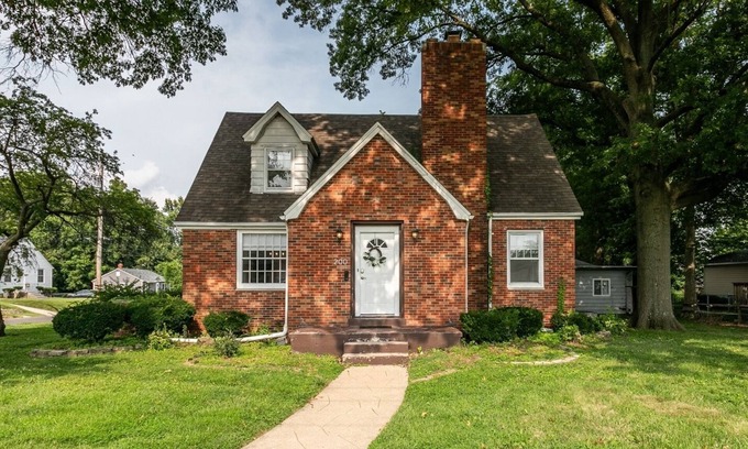 Edwardsville Maison | Brick B&B - Entire House in Downtown Edwardsville