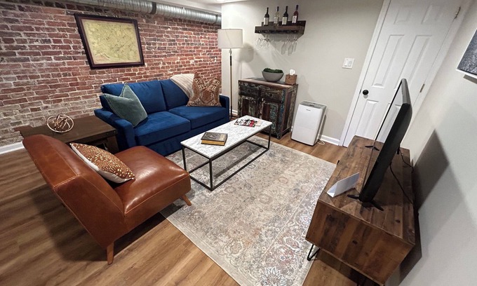 Near Northeast Appartement | Brickside on the Boundary: A Cozy Basement Suite
