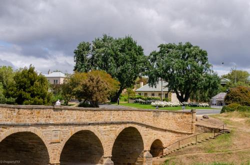 Richmond Appartement | BRIDGE COTTAGES Sargeants & Armoury Cottages 1823 - HISTORY & CHARM