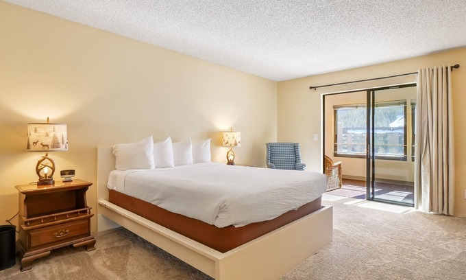 Copper Mountain Village Copropriété | Bridge End 3 Bedroom + Loft Condo #402 by RedAwning