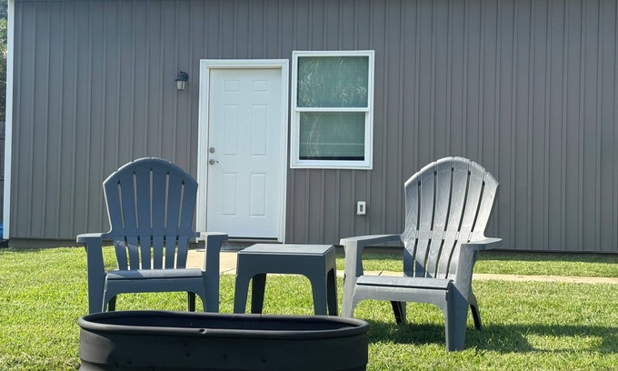 Navarre Maison | Bridge Side Bungalow 1.5mi from Nav Beach and the best restaurants/bars in town
