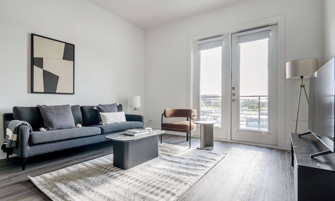 Highland Appartement | Bright 1BR in the Highlands w/ Pool, W/D & Gym, walkable, by Blueground