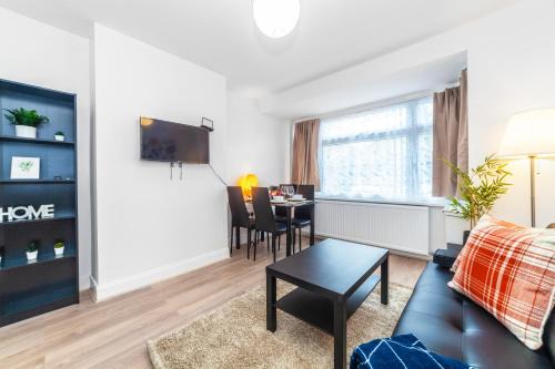 Enfield Highway Appartement | Bright 2 BDR Apartment w Parking