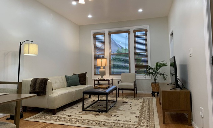 Logan Square Appartement | Bright 2 bed conveniently located in the heart of Logan Square with easy parking