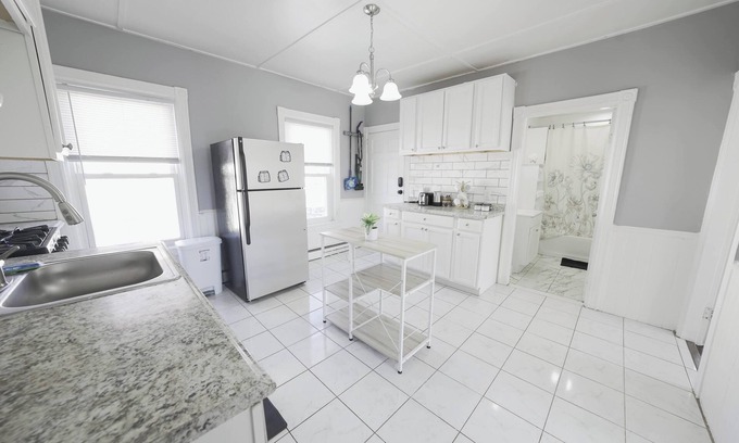 Pawtucket Appartement | Bright 2 BR Apt Great For Working Professionals