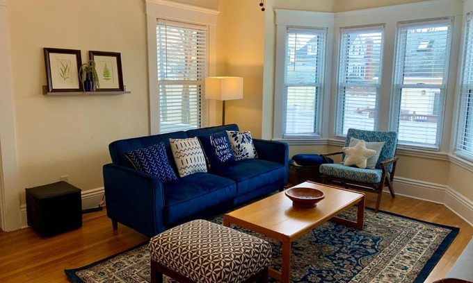 Wakefield Appartement | Bright 2 Br, Pets Welcome, Steps to Lake, Restaurants and Train