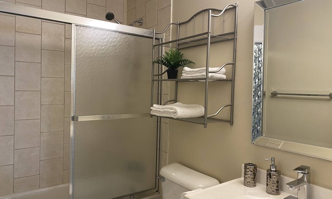 Kitchener Appartement | Bright 2 BR w/KING bed, WiFi, NETFLIX, parking