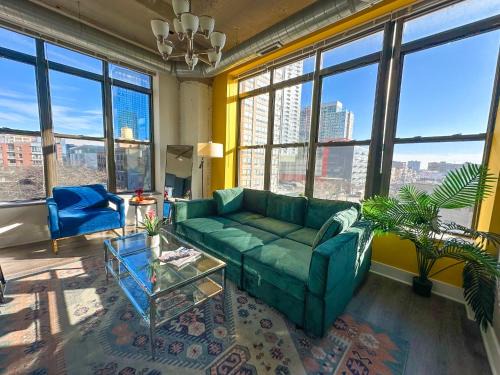 Near South Side Appartement | Bright 2BR Luxury Corner Suite with Optional Parking Sleeps 6 guests Near McCormick Place and Soldier Field