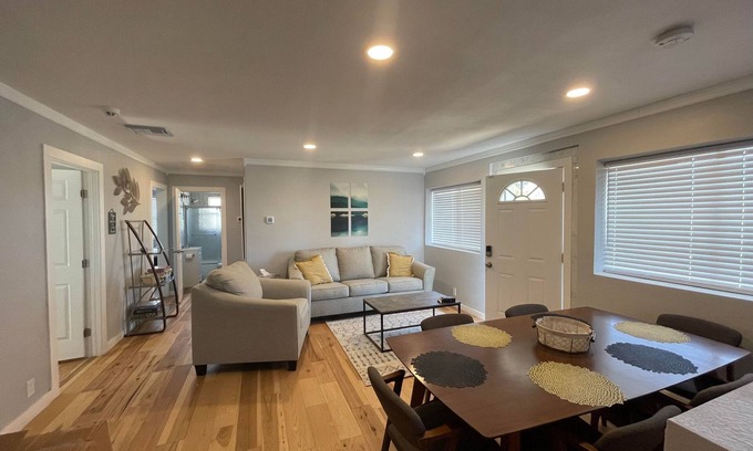 Globe Maison | Bright 3 bedroom, 2 bath home; game room w/ arcade machines - basketball machine