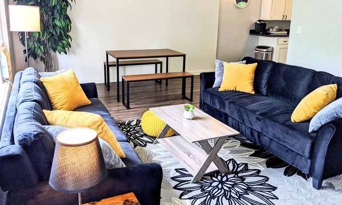 Portage Maison | Bright 3 BR on Cul-de-sac Conveniently located to Airport, Stryker, WMU, DT KZOO