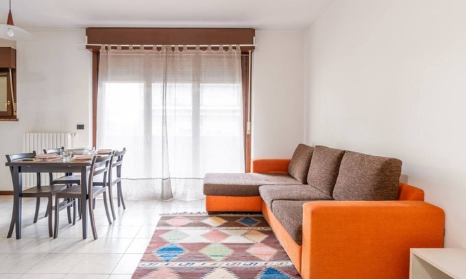 Borgo Roma Appartement | Bright 60 sqm apartment, ideal for 4 people, located on the second floor of a building with a lift (not suitable for disabled people).The accommodation is located 3 minutes on foot from the Santa Teresa park, just 3.2km from the Verona Arena and 850 mete