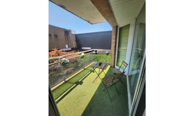Ganshoren Appartement | Bright apartment with private terrace right next to the Basilix