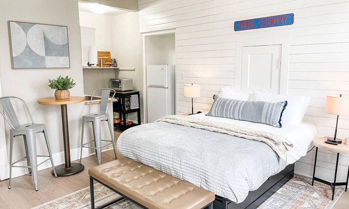 East Midtown Appartement | Bright & Airy Loft Style Corner Unit - Heart Of Midtown Memphis, Walk everywhere