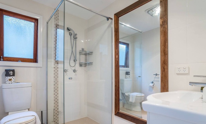 Bardon Maison | Bright Airy Queenslander 3kms from City with Views
