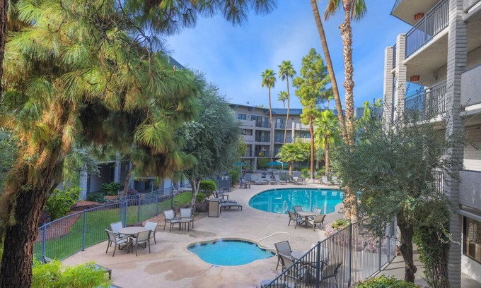 Camelback East Hôtel | Bright & Airy Stay with Private Pool, Pets Allowed, and Outdoor Lounge