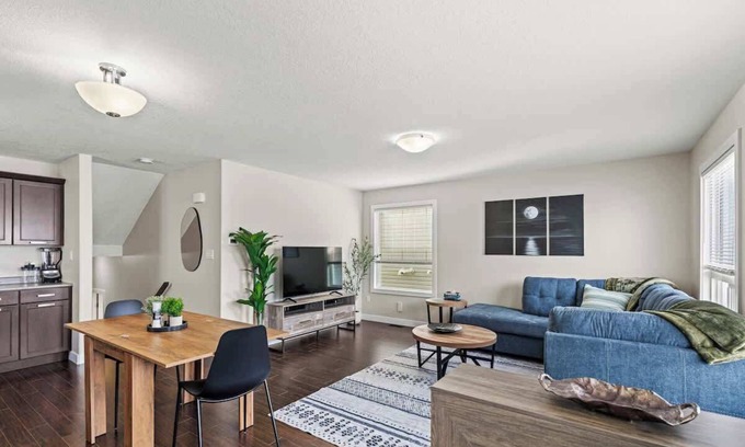 Grande Prairie Appartement | Bright & Airy Suite | Free WIFI | Smart TV & More
