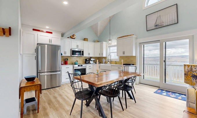 Valois Maison | Bright and beautiful lake view home w/deck, grill & games room