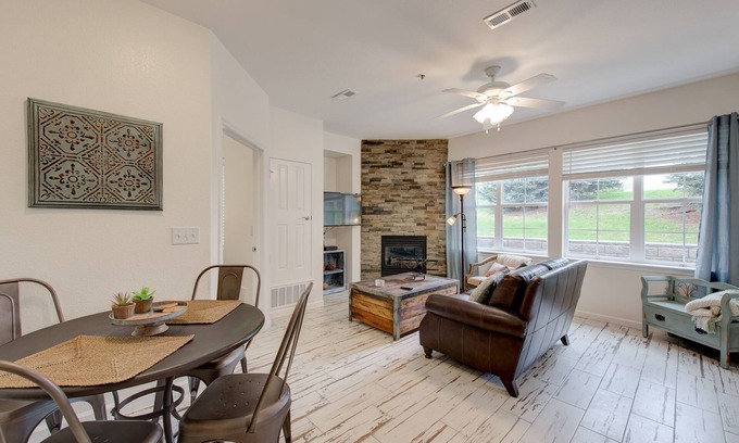 Aurora Copropriété | Bright and Beautiful Main Floor Condo