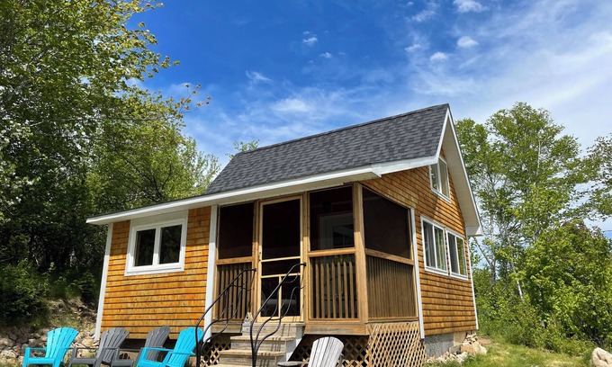 Saint Anns Cabine | Bright and charming cabin on the Cabot Trail overlooking St. Ann’s bay.