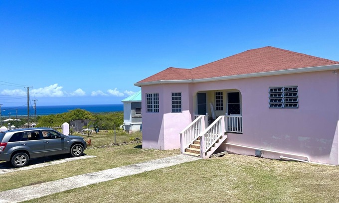 Rawlins Maison | Bright and cheerful island bungalow w/ ocean views