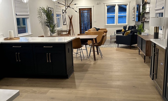 Hyde Park Maison | Bright and clean home within a quick walk to Hyde Park Square