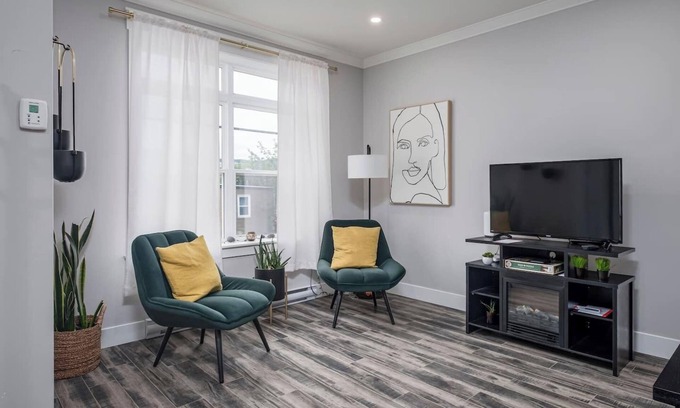 Downtown St. John's Maison | Bright and Modern Downtown St. John's Rowhouse