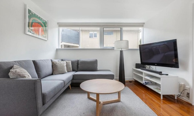 Hawthorn Appartement | Bright and Modern Space with a Balcony and Parking