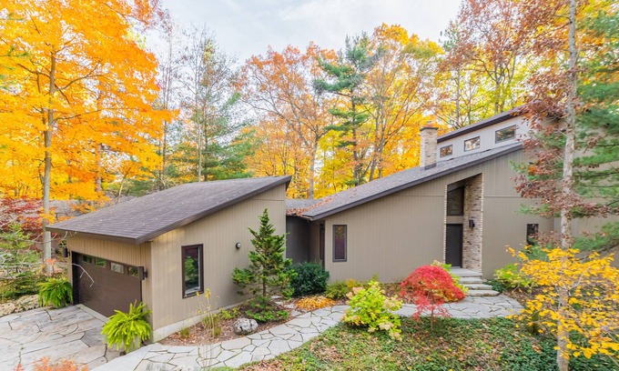Grand Bend Maison | Bright and spacious family home in beautiful Southcott Pines area in Grand Bend