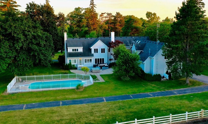 Burns Township Autre | Bright and spacious farm house retreat.