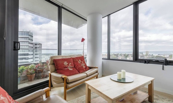 St Kilda Appartement | Bright and Stylish with Bay Views Pool and Sauna