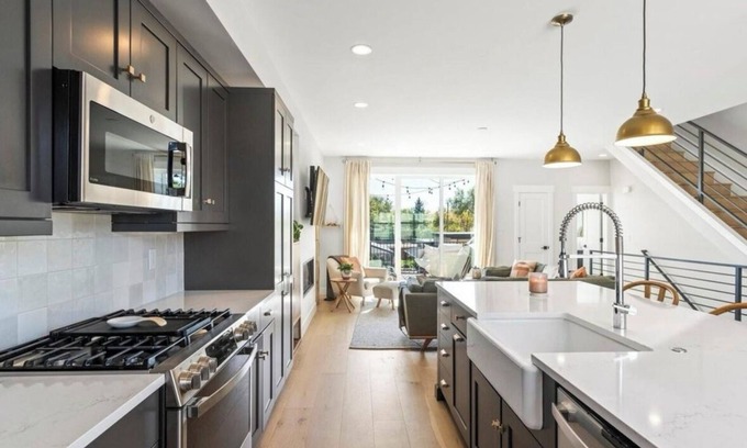 Arvada Plaza Area Maison | Bright and Warm 3B/4B Entire Townhome just blocks from Charming Old Town Arvada